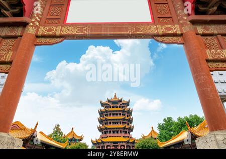 Tour de grue jaune contre le ciel bleu à wuhan, Chine Banque D'Images