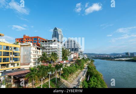 Rivière Lancang et bâtiments des deux côtés, paysage urbain de Xishuangbanna, Yunnan, Chine. Banque D'Images