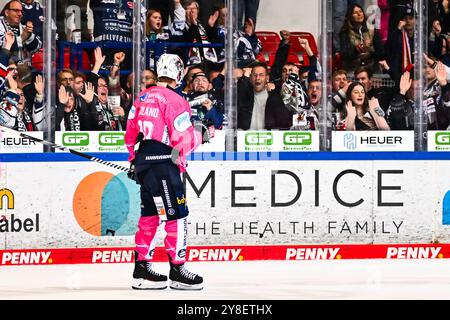 Torjubel, Jubel, Freude BEI Torschütze Tyler Boland (Iserlohn Roosters, #10), GER, Iserlohn Roosters v. Loewen Frankfurt, Eishockey, Penny-DEL, 06. Spieltag, Spielzeit 2024/2025, 04.10.2024, Foto : Jonas Brockmann/Eibner-Pressefoto Banque D'Images