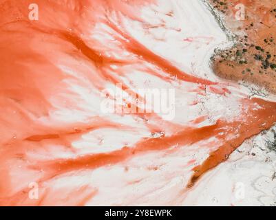 Vue aérienne de motifs colorés dans un lac salé à Port Augusta dans le golfe de Spencer en Australie méridionale Banque D'Images