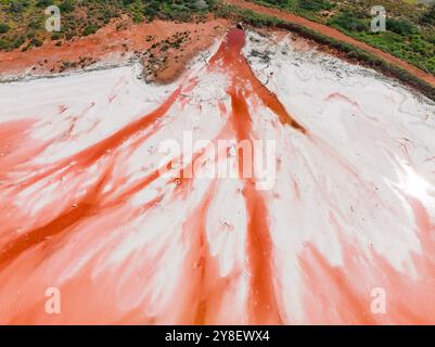 Vue aérienne de motifs colorés dans un lac salé à Port Augusta dans le golfe de Spencer en Australie méridionale Banque D'Images