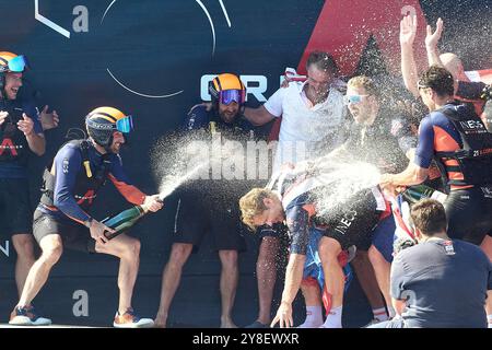 AGENCE PHOTO PPL - COPYRIGHT RÉSERVÉ 2024 America's Cup - Barcelone, Espagne finale Round Robin LVC race 11 : Britannia, Champagne spray pour tous CRÉDIT PHOTO : © Alexander Panzeri/PPL Banque D'Images