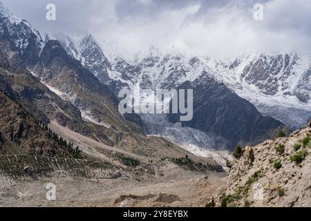 Vue panoramique sur le glacier de Tarishing et les montagnes enneigées près du village de Tarishing, Astore, Gilgit-Baltistan, Pakistan Banque D'Images