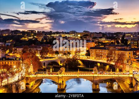 Vue aérienne de la ville de Rome la nuit, Italie. Vue de dessus du pont Ponte Vittorio Emanuele II et du pont Ponte principe Amedeo Savoia Aosta au coucher du soleil à ROM Banque D'Images