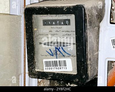 Gizeh, Égypte, 20 septembre 2024 : ancien électromètre monophasé compteur à deux fils pour la mesure de la consommation d'électricité, énergie électricité measuremen Banque D'Images