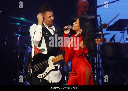 Mexico, Mexique. 04 octobre 2024. Jass Reyes, chanteur du groupe pop mexicain Playa Limbo, se produit sur scène dans le cadre de leur tournée pour promouvoir le nouvel album ''Hora Cero'' au Teatro Metropolitan de Mexico, au Mexique, le 4 octobre 2024. (Photo de Carlos Santiago/Eyepix Group) (photo de Eyepix/NurPhoto) crédit : NurPhoto SRL/Alamy Live News Banque D'Images