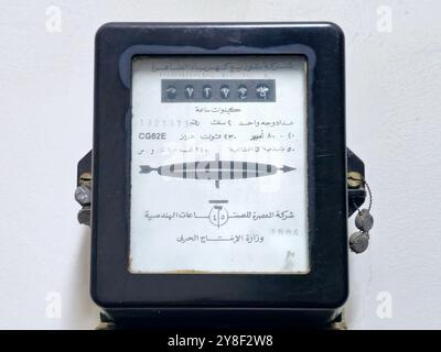 Le Caire, Égypte, septembre 26 2024 : un vieux compteur d'électricité, électrique, compteur kilowattheure d'énergie électrique, appareil qui mesure la quantité d'électr Banque D'Images