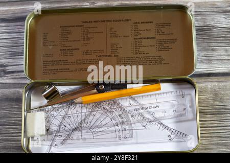 Boîte d'instruments mathématiques, ensemble de géométrie dans un boîtier en métal pour les étudiants à l'école, rapporteur, triangle, crayon, règle, gomme, boussole, retour à l'école a Banque D'Images