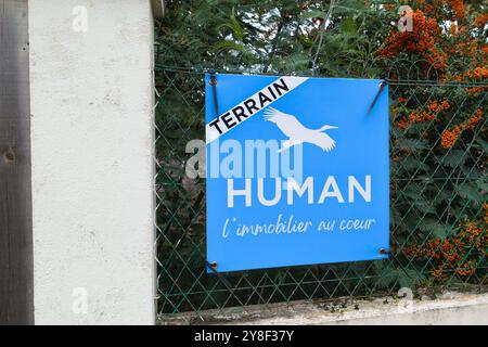 Bordeaux, France - 10 04 2024 : Human terrain logo signe français immobilier magasin courtier bureau entreprise texte de marque pour vendre terrain Banque D'Images