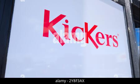 Bordeaux, France - 10 04 2024 : logo Kickers chaussures de marque et signe texte devant l'entrée de la boutique chaussures et vêtements Banque D'Images