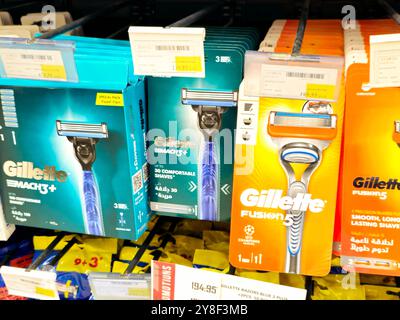 Le Caire, Egypte, 13 septembre 2024 : rasoirs Gillette sur l'étagère, Gillette est une marque américaine de rasoirs de sécurité et d'autres produits de soins personnels includi Banque D'Images