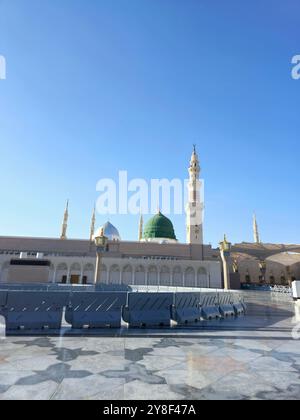 Médine, Arabie Saoudite, juin 26 2024 : le minaret et le dôme vert de la mosquée du Prophète ou Al Masjid Al Nabawi à Madinah, un site majeur de pèlerinage Banque D'Images