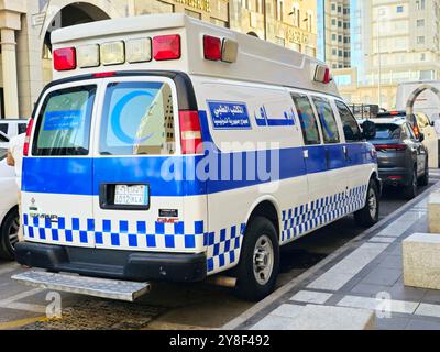 Medina, Arabie Saoudite, juin 26 2024 : GMC Ambulance car Vehicle, appartient au bureau médical pour les pèlerins de la République d'Indonésie, soins médicaux pour t Banque D'Images