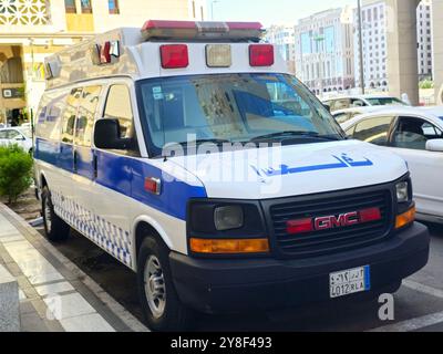 Medina, Arabie Saoudite, juin 26 2024 : GMC Ambulance car Vehicle, appartient au bureau médical pour les pèlerins de la République d'Indonésie, soins médicaux pour t Banque D'Images