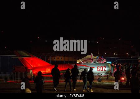 Varsovie. 4 octobre 2024. Les gens visitent la 13ème nuit à l'Institut de l'aviation de Varsovie, Pologne le 4 octobre 2024. Cet événement annuel, organisé par l'Institut de l'aviation de Varsovie, est l'une des plus grandes activités éducatives nocturnes dans le pays, visant à promouvoir les connaissances et les carrières dans l'aviation et l'ingénierie. Crédit : Jaap Arriens/Xinhua/Alamy Live News Banque D'Images