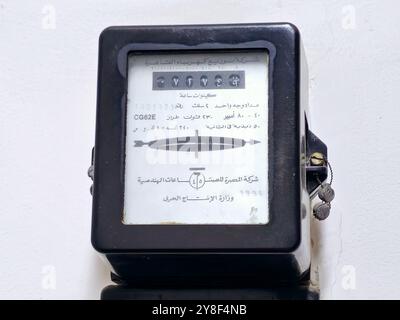 Le Caire, Égypte, septembre 26 2024 : un vieux compteur d'électricité, électrique, compteur kilowattheure d'énergie électrique, appareil qui mesure la quantité d'électr Banque D'Images