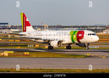 TAP Air Portugal Airbus A320 Flugzeug Flughafen Frankfurt in Deutschland Frankfurt, Deutschland - 6. Août 2024 : Ein Airbus A320 Flugzeug der TAP Air Portugal mit dem Kennzeichen CS-TNM am Flughafen à Francfort, Allemagne. *** TAP Air Portugal Airbus A320 Airbus Airport in Germany Frankfurt, Germany 6 août 2024 Airbus A320 de TAP Air Portugal immatriculé CS TNM à l'aéroport de Francfort, Allemagne Banque D'Images