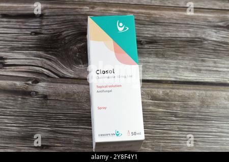 Le Caire, Egypte, septembre 29 2024 : Closol Clotrimazol 10mg solution topique antifongique spray, un médicament antifongique qui est utilisé pour traiter une variété o Banque D'Images