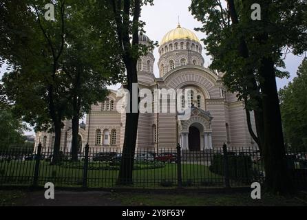 Riga, Lettonie - 15 septembre 2024 : Cathédrale orthodoxe de Riga de la Nativité du Christ. Des gens marchant à Riga. Rues, bâtiments. Style de vie dans l'urbain sont Banque D'Images