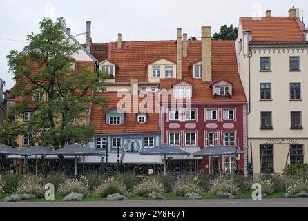 Riga, Lettonie - 15 septembre 2024 : les gens marchent à Riga. Rues, bâtiments. Style de vie en zone urbaine. Jour d'été nuageux. Mise au point sélective Banque D'Images