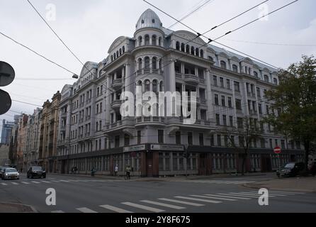 Riga, Lettonie - 15 septembre 2024 : The Corner House. Ancien siège du KGB. Des gens marchant à Riga. Rues, bâtiments. Style de vie en zone urbaine. Nuageux Banque D'Images