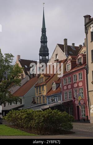 Riga, Lettonie - 15 septembre 2024 : les gens marchent à Riga. Rues, bâtiments. Style de vie en zone urbaine. Jour d'été nuageux. Mise au point sélective Banque D'Images