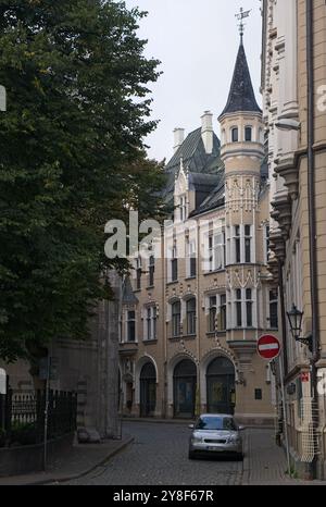 Riga, Lettonie - 15 septembre 2024 : les gens marchent à Riga. Rues, bâtiments. Style de vie en zone urbaine. Jour d'été nuageux. Mise au point sélective Banque D'Images