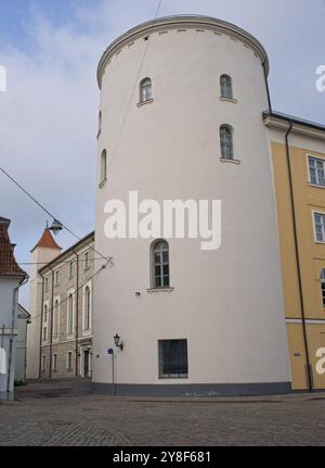 Riga, Lettonie - 15 septembre 2024 : Château. Des gens marchant à Riga. Rues, bâtiments. Style de vie en zone urbaine. Jour d'été nuageux. Mise au point sélective Banque D'Images