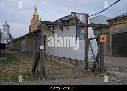 Riga, Lettonie - 15 septembre 2024 : Ghetto de Riga et Musée letton de l'Holocauste. Jour d'été nuageux. Mise au point sélective Banque D'Images