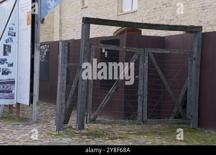 Riga, Lettonie - 15 septembre 2024 : Ghetto de Riga et Musée letton de l'Holocauste. Jour d'été nuageux. Mise au point sélective Banque D'Images