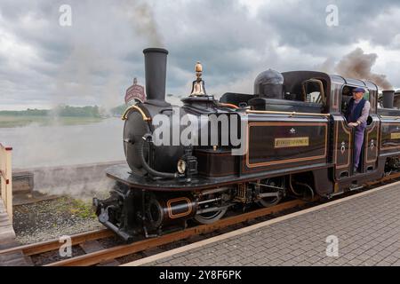 Double Fairlie 'James Spooner', la plus récente locomotive à vapeur au monde, à la gare de Porthmadog sur le chemin de fer de Festiniog, Gwynedd, dans le nord du pays de Galles Banque D'Images