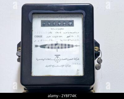 Le Caire, Égypte, septembre 26 2024 : un vieux compteur d'électricité, électrique, compteur kilowattheure d'énergie électrique, appareil qui mesure la quantité d'électr Banque D'Images