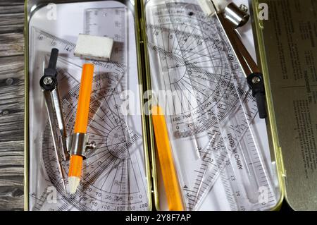 Boîte d'instruments mathématiques, ensemble de géométrie dans un boîtier en métal pour les étudiants à l'école, rapporteur, triangle, crayon, règle, gomme, boussole, retour à l'école a Banque D'Images