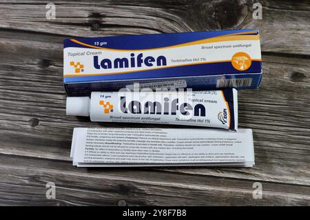 Le Caire, Égypte, septembre 29 2024 : Lamifen crème terbinafine HCL médicament antifongique topique, indiqué pour le traitement de l'infection fongique de la s. Banque D'Images