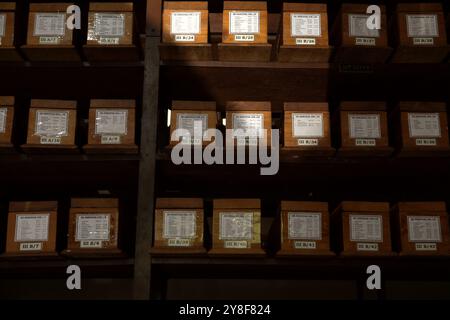 Boîtes en bois contenant d'anciens manuscrits balinais au musée Gedong Kirtya à Singaraja, Buleeng, Bali, Indonésie. Banque D'Images