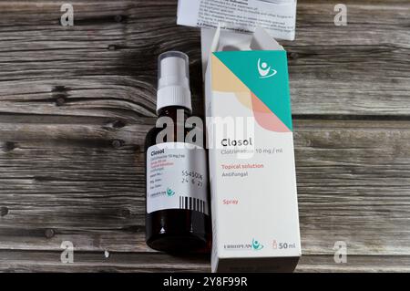 Le Caire, Egypte, septembre 29 2024 : Closol Clotrimazol 10mg solution topique antifongique spray, un médicament antifongique qui est utilisé pour traiter une variété o Banque D'Images