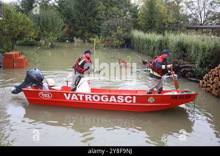 Karlovac, Croatie. 05 octobre 2024. Le niveau d'eau de la rivière Kupa à Karlovac a atteint 752 centimètres à 7 heures du matin, ce qui a conduit à la mise en œuvre de mesures d'urgence de protection contre les inondations. Le niveau d'eau maximal à Karlovac devrait dépasser 800 centimètres dans l'après-midi. Le village de Brodarica le long de la rivière Kupa a été inondé, les citoyens ont sauvé les animaux domestiques et les animaux domestiques de leurs maisons, Karlovac, village de Brodarica, 5 octobre. 2024 en Croatie photo : Kristina Stedul Fabac/PIXSELL crédit : Pixsell/Alamy Live News Banque D'Images