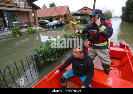 Karlovac, Croatie. 05 octobre 2024. Le niveau d'eau de la rivière Kupa à Karlovac a atteint 752 centimètres à 7 heures du matin, ce qui a conduit à la mise en œuvre de mesures d'urgence de protection contre les inondations. Le niveau d'eau maximal à Karlovac devrait dépasser 800 centimètres dans l'après-midi. Le village de Brodarica le long de la rivière Kupa a été inondé, les citoyens ont sauvé les animaux domestiques et les animaux domestiques de leurs maisons, Karlovac, village de Brodarica, 5 octobre. 2024 en Croatie photo : Kristina Stedul Fabac/PIXSELL crédit : Pixsell/Alamy Live News Banque D'Images