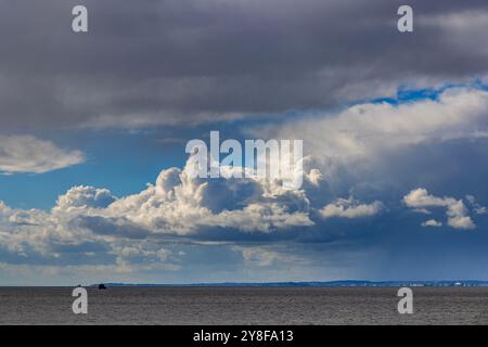 Nuage de cumulonimbus au-dessus de l'estuaire de la Severn Banque D'Images