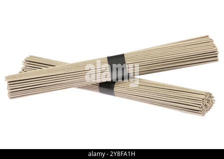Nouilles soba japonaises séchées isolées sur fond blanc Banque D'Images