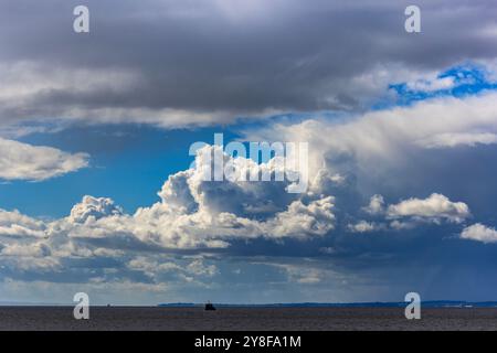 Nuage de cumulonimbus au-dessus de l'estuaire de la Severn Banque D'Images