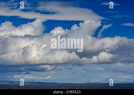 Nuage de cumulonimbus au-dessus de l'estuaire de la Severn Banque D'Images