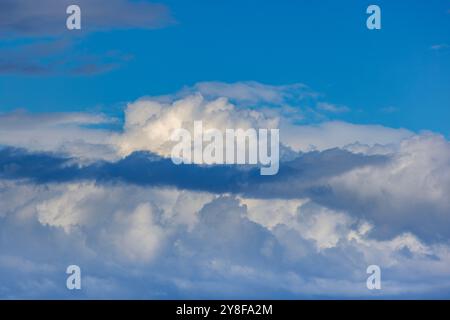 Nuage de cumulonimbus au-dessus de l'estuaire de la Severn Banque D'Images