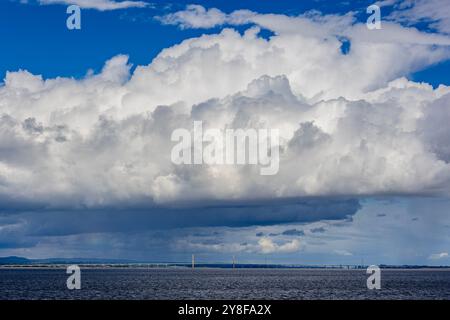 Nuage de cumulonimbus au-dessus de l'estuaire de la Severn Banque D'Images