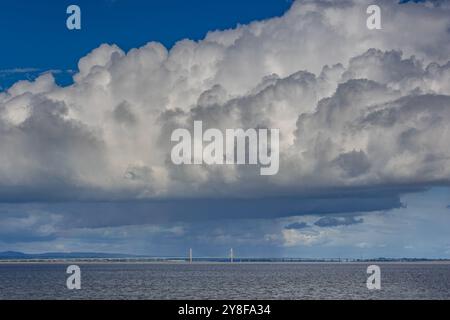 Nuage de cumulonimbus au-dessus de l'estuaire de la Severn Banque D'Images