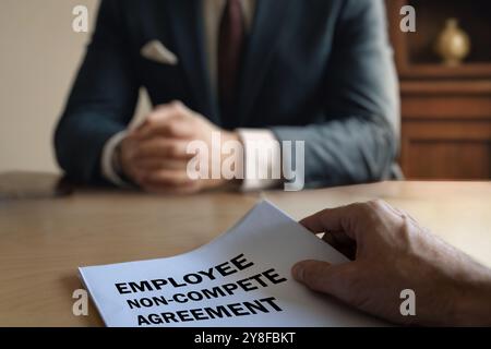 Document d'accord de non-concurrence des employés remis pour signature dans un siège social Banque D'Images