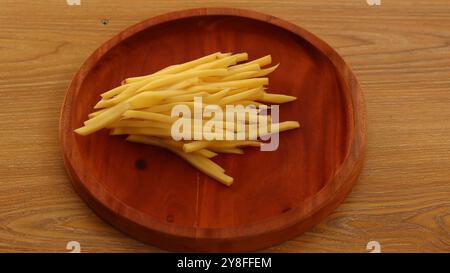 Pousses de bambou tranchées sur plaque en bois pour une utilisation culinaire Banque D'Images