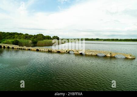 Les vestiges de l'ancien pont romain de Fertilia Banque D'Images