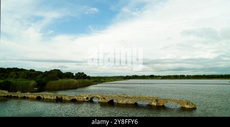 Les vestiges de l'ancien pont romain de Fertilia Banque D'Images