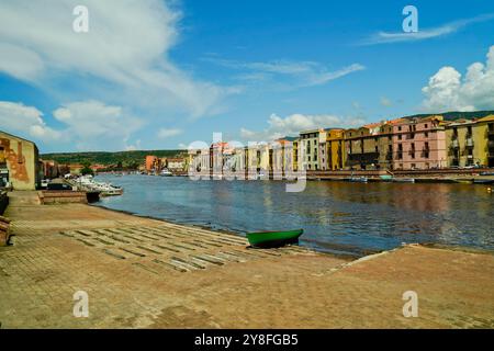 Le village médiéval de Bosa, avec le quartier historique de sa Costa, composé de maisons colorées qui gravissent les pentes de la colline Serravalle, dominat Banque D'Images